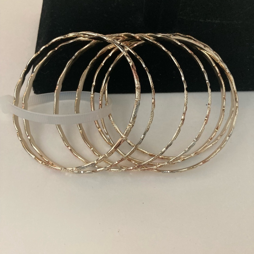 7 Days Textured Tri Color Bangle Feminine Tri Color Casual Jewelry Brand New - Picture 4 of 7